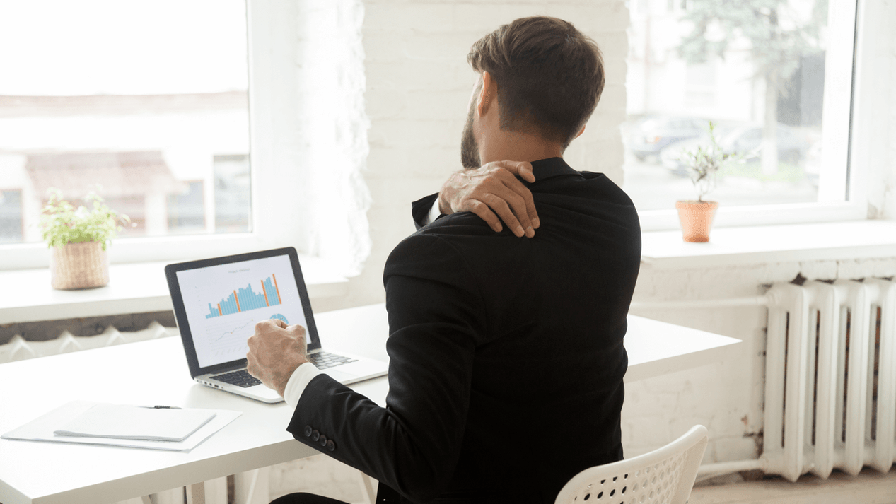 Mal di schiena dal lavoro sedentario al computer