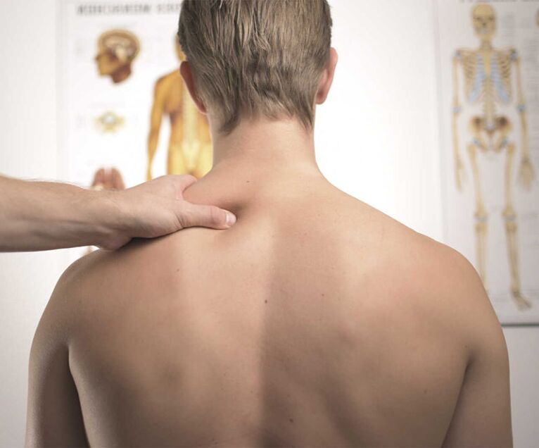 Esame diagnostico di un paziente con osteocondrosi cervicale per prescrivere un piano di trattamento