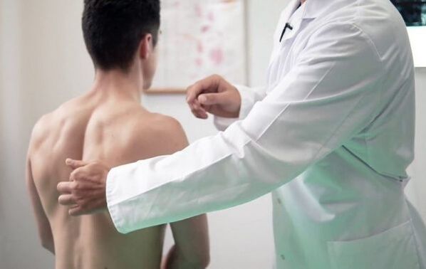 diagnosi di dolore tra le scapole