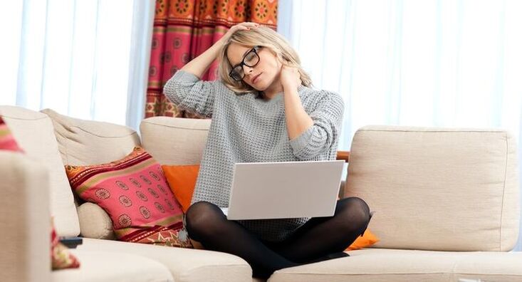 Una sensazione di affaticamento al collo spesso segnala l'osteocondrosi cervicale. 